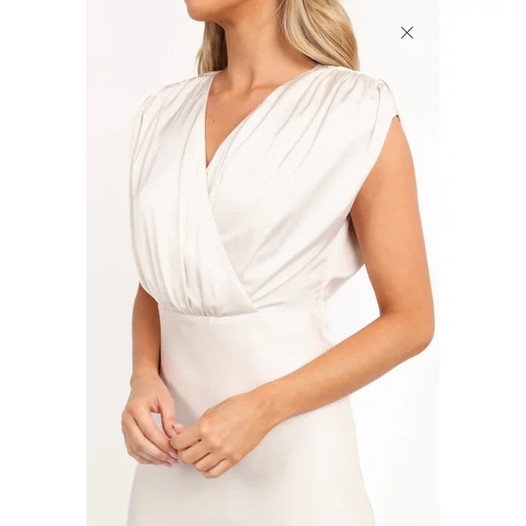 Petal and Pup Amarlee Maxi Dress Satin Size Small NWOT White - Picture 3 of 13